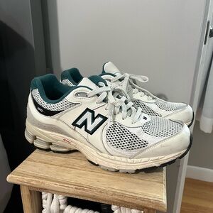 Gently worn NEW BALANCE 2002R men’s size 8.5 (womens size 10.5)